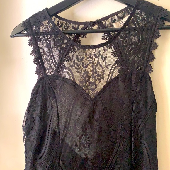 Black lace dress with open back - Picture 2 of 5